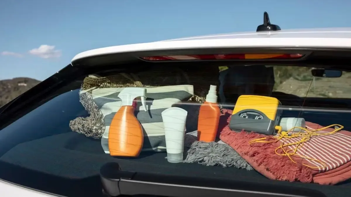 Objetos que nunca debes dejar en tu auto bajo el sol intenso