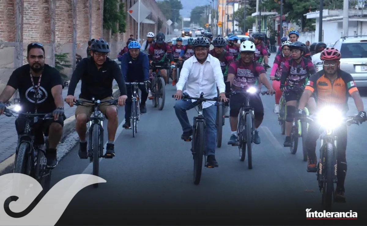 Pavel Gaspar participa en rodada nocturna hacia balneario en Izúcar de Matamoros