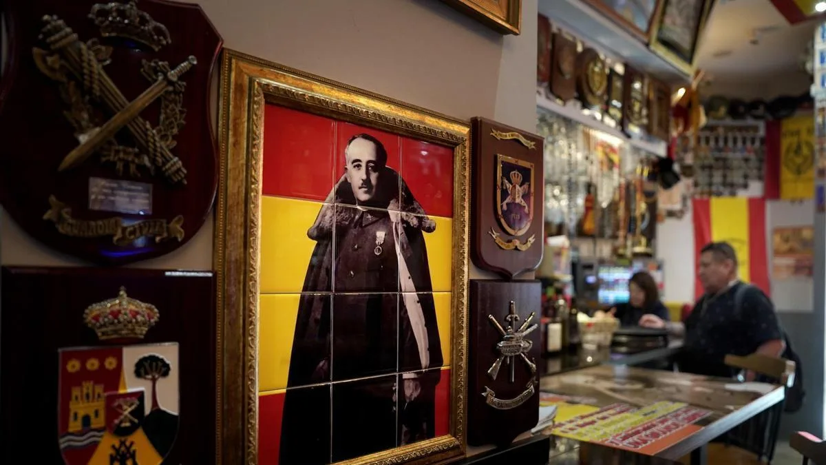 Persisten en bares españoles símbolos franquistas pese a la prohibición legal