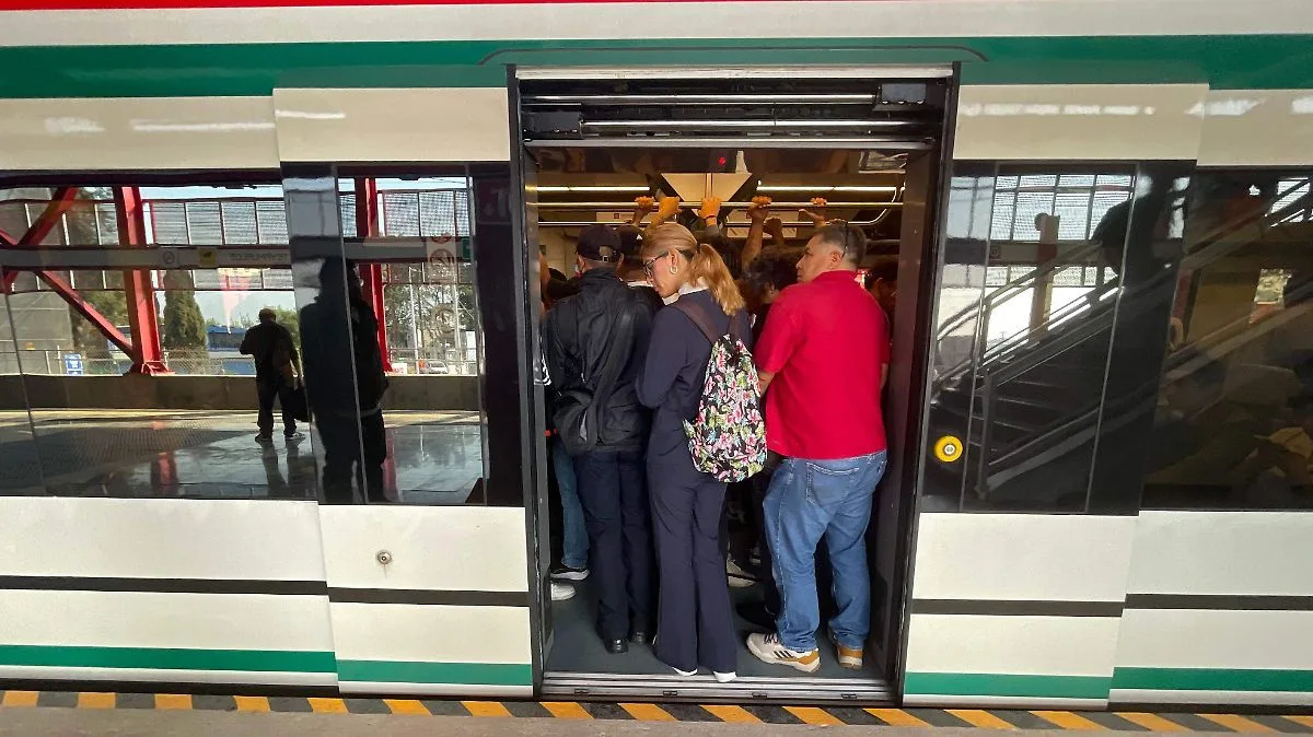 Persisten fallas en el tren Buenavista-AIFA; pasajeros rompen ventana tras quedar atrapados