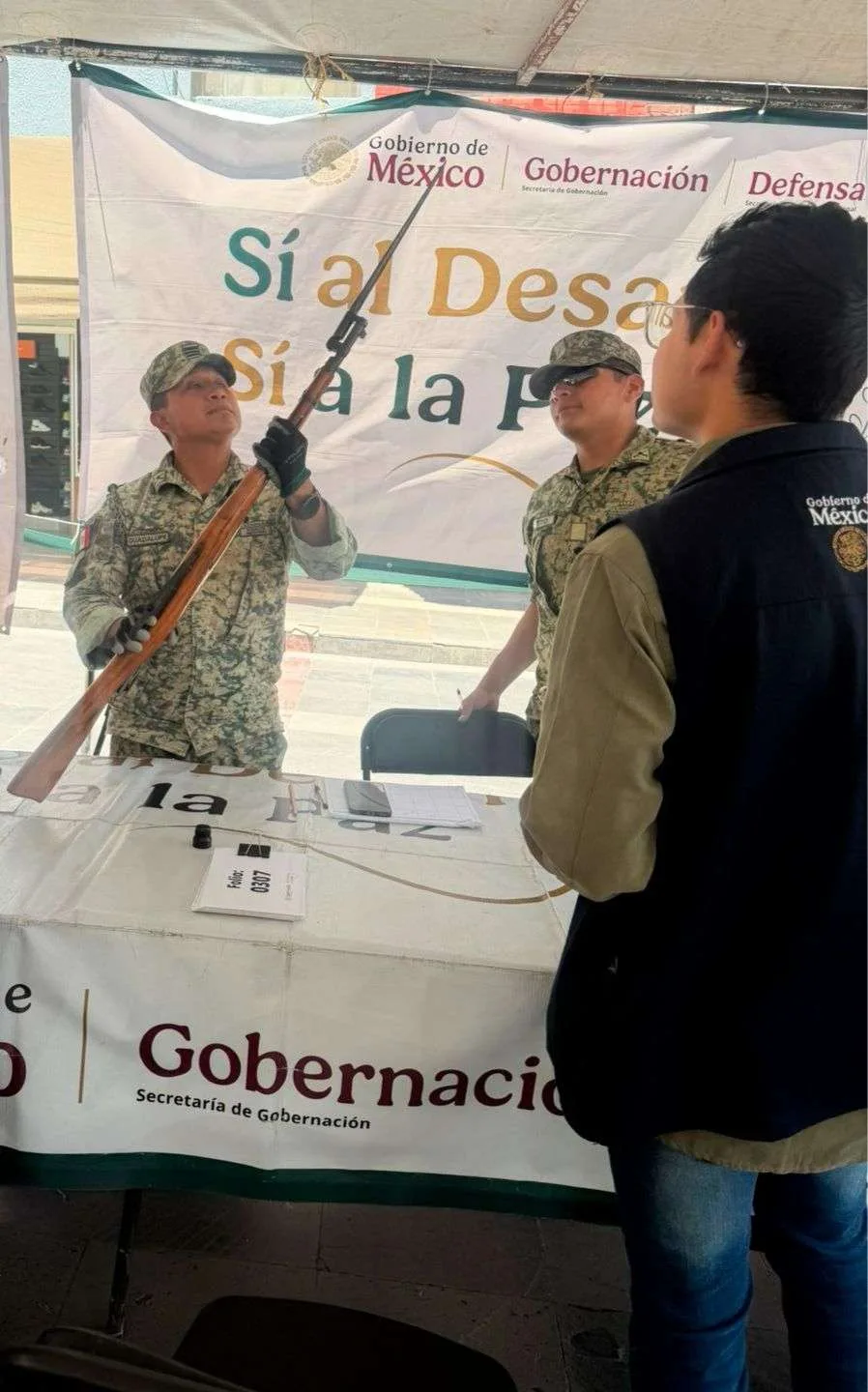 Policía municipal apoya traslado voluntario de arma al centro de canje en Ciudad Juárez