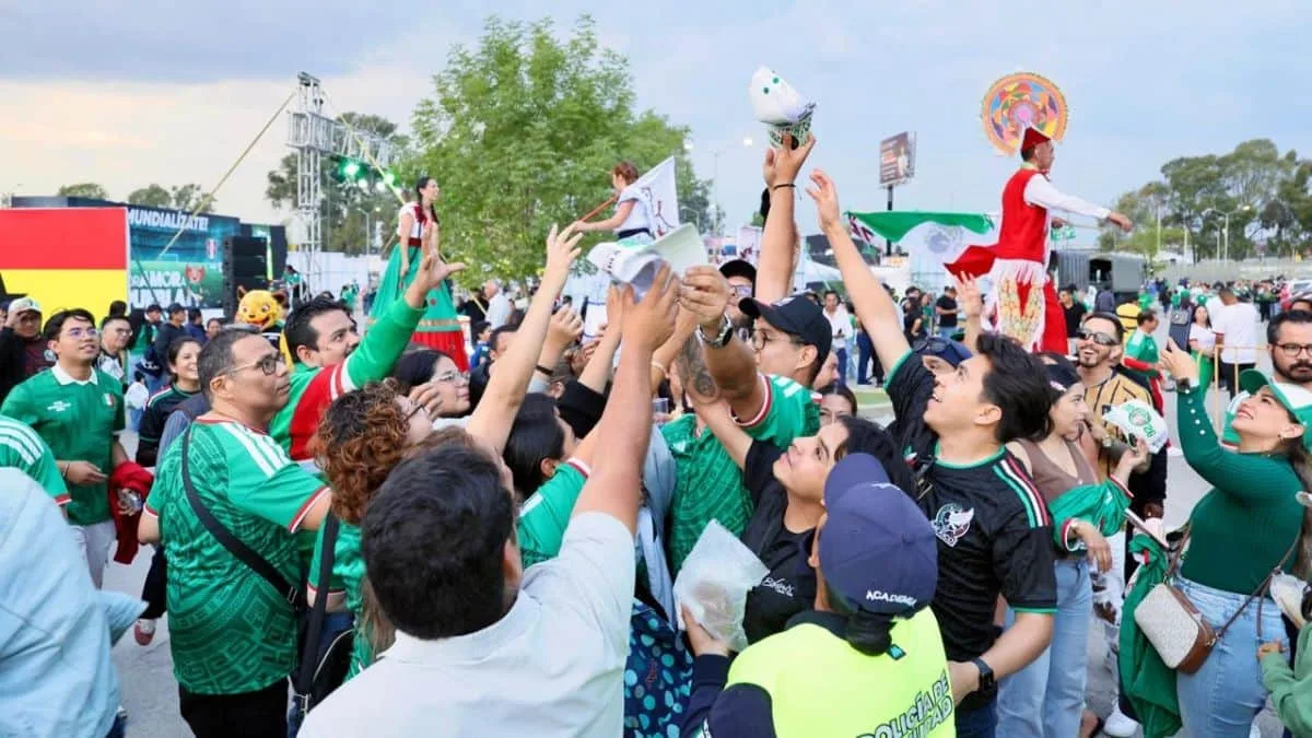 Políticos reparten propaganda durante el México vs Ghana en el estadio Cuauhtémoc