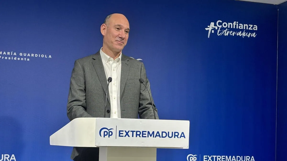 PP y PSOE inician la legislatura en Extremadura con críticas y acusaciones cruzadas