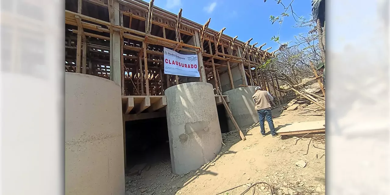 Profepa clausura dos desarrollos inmobiliarios en acantilados de Tonameca, Oaxaca