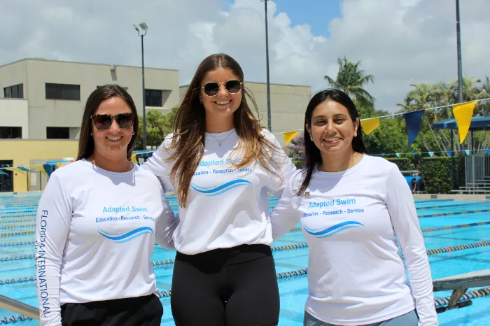 Programa de natación en FIU busca reducir riesgos de ahogamiento en niños con autismo