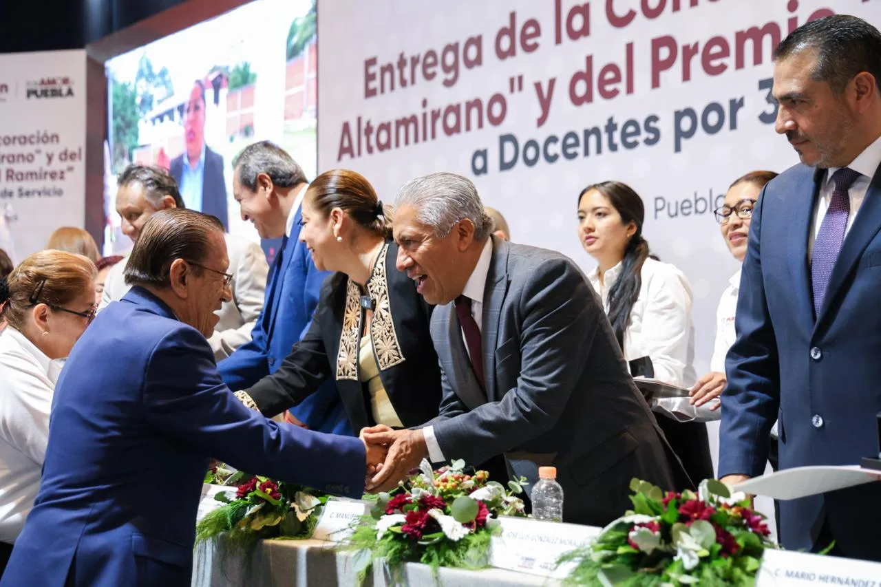Puebla reconoce la trayectoria de casi 2 mil docentes por su dedicación y años de servicio