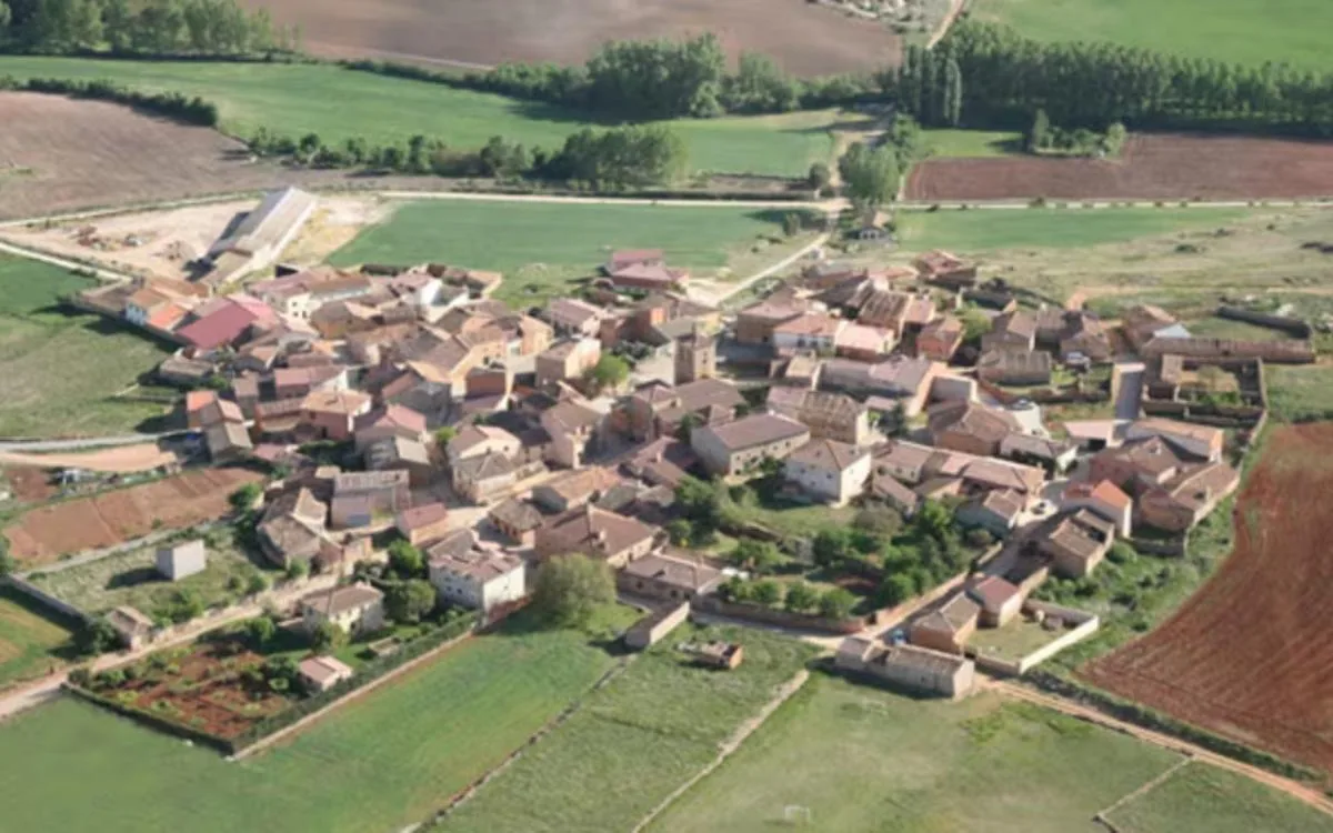 Pueblo en España ofrece vivienda y empleo para familias que busquen residir en zona rural
