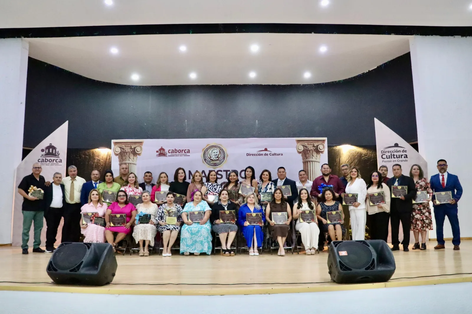 Reconocen en Caborca la labor de maestras y maestros con medalla y homenajes