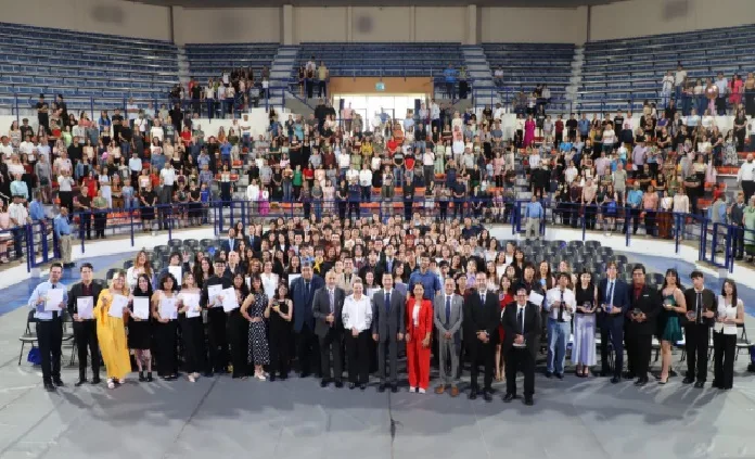 Reconocen en la UACJ a estudiantes con excelencia académica y compromiso social