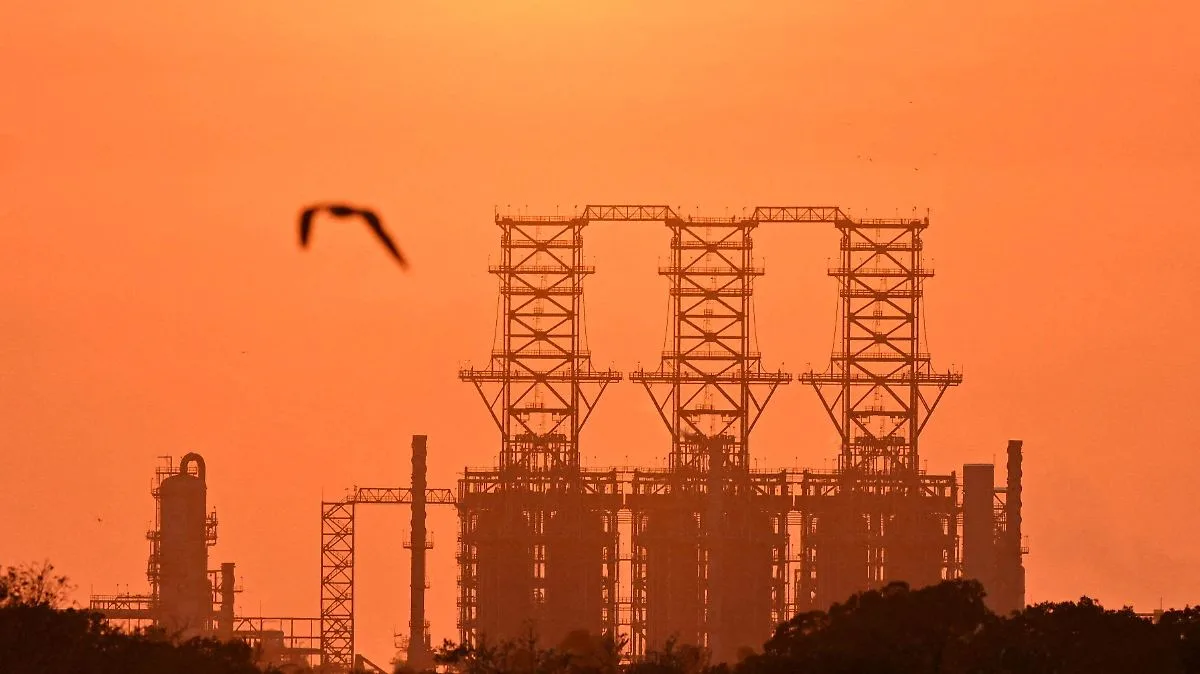 Refinería Dos Bocas continúa operando tras flamazo en uno de sus tanques