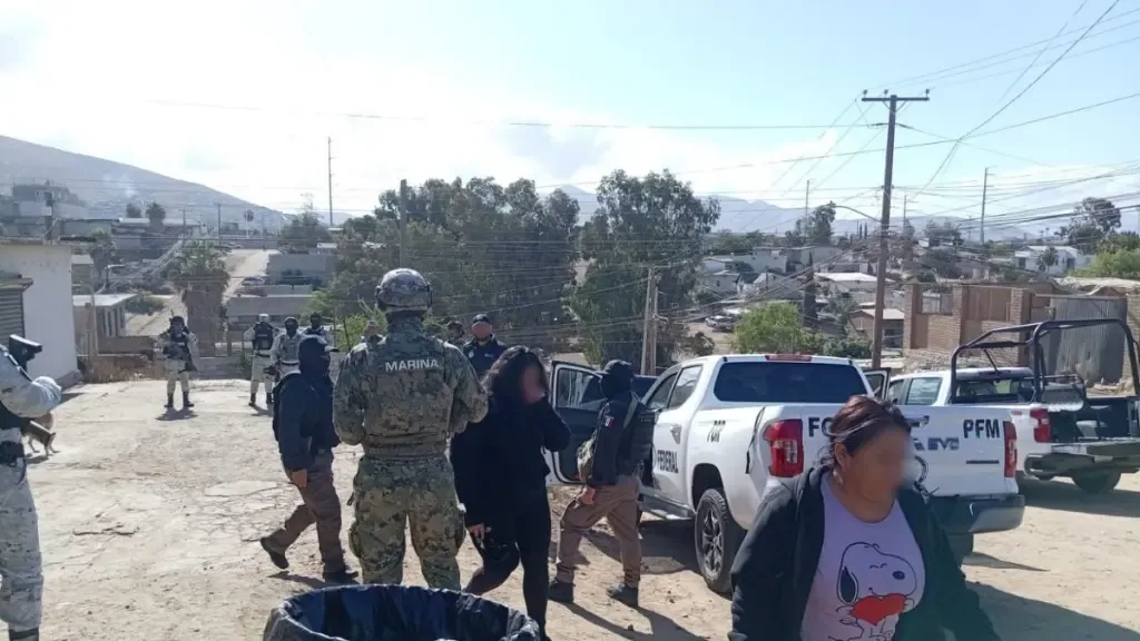 Rescatan a 26 personas en Tijuana durante operativo conjunto; detienen a presunto criminal en Ensenada