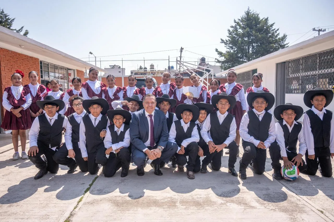 Ricardo Moreno impulsa la educación con nueva cubierta en primaria de Toluca