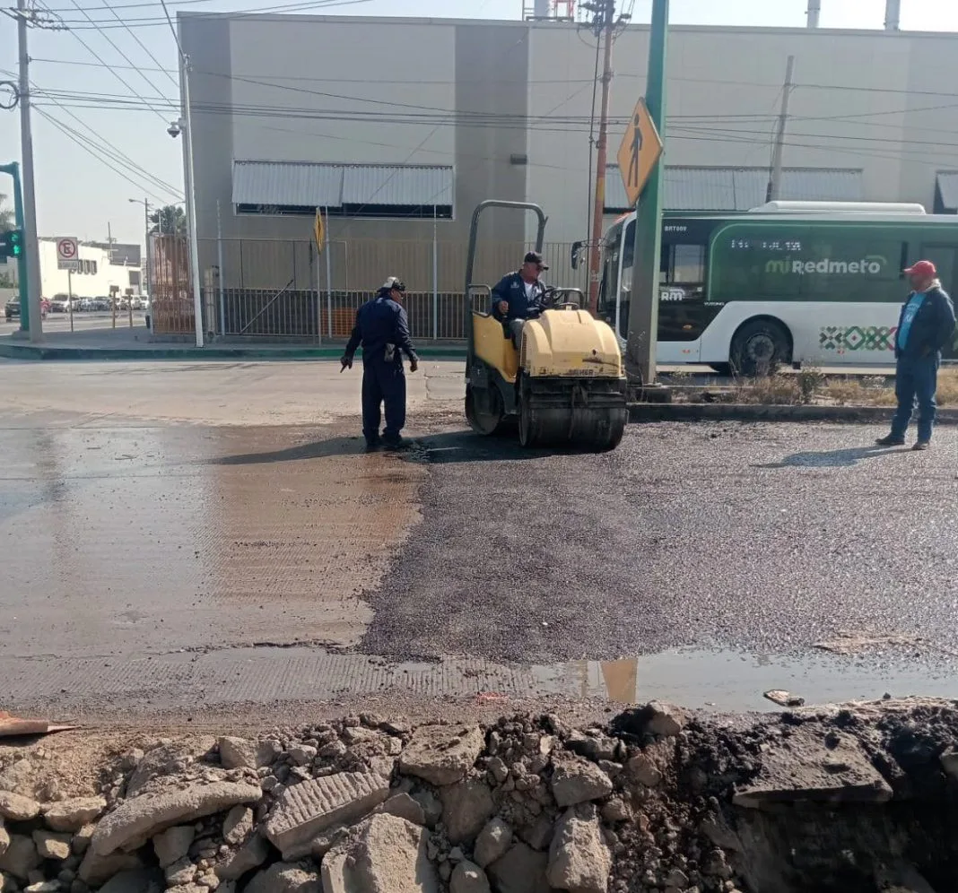 San Luis Potosí repara vialidad en Eje 110 e Industrias tras encharcamiento