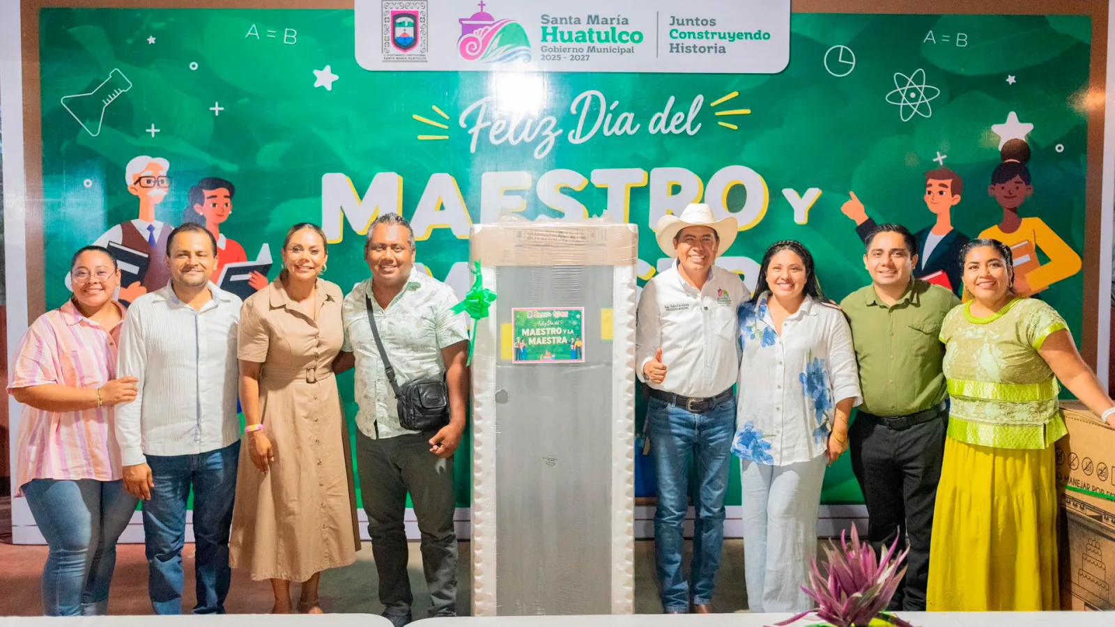 Santa María Huatulco reconoce a más de 900 docentes en celebración por el Día del Maestro