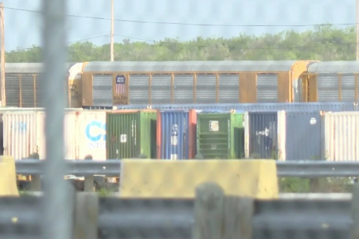 Seis personas mueren halladas en vagón de tren cerca de la frontera entre Texas y México