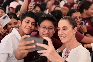 Sheinbaum anuncia beca para todos los estudiantes universitarios de Chiapas