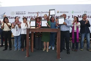 Sheinbaum inaugura puente Nichupté y entrega becas en gira por tres estados