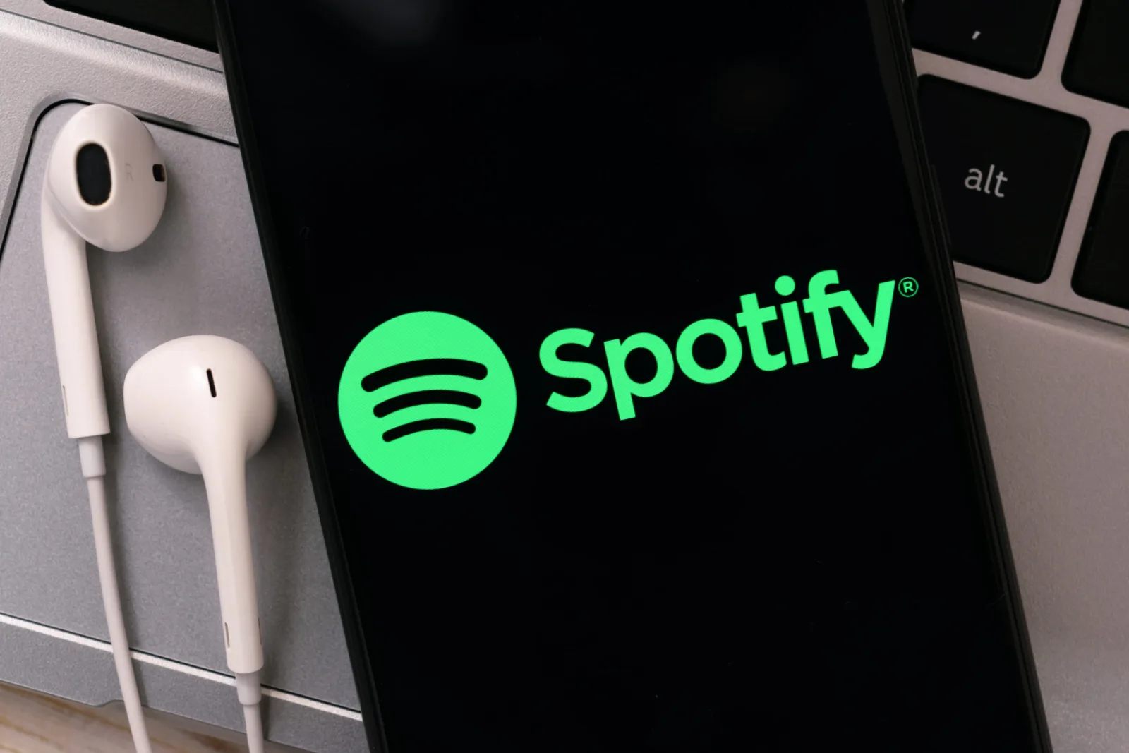 Spotify prohíbe podcasts generados por IA que imiten a otros creadores y lanza insignias de verificación
