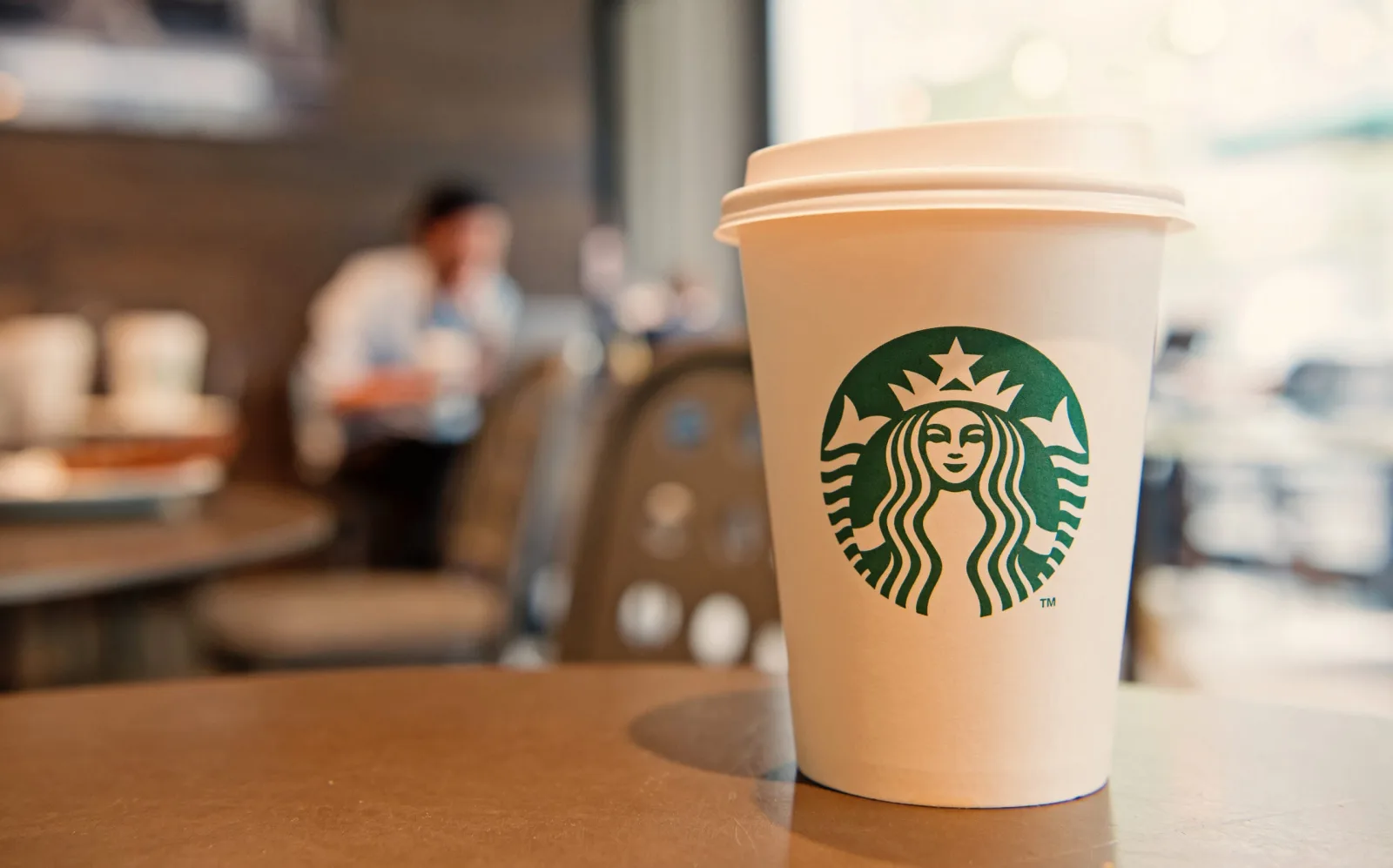 Starbucks suspende su sistema de IA para inventarios por errores operativos en Norteamérica