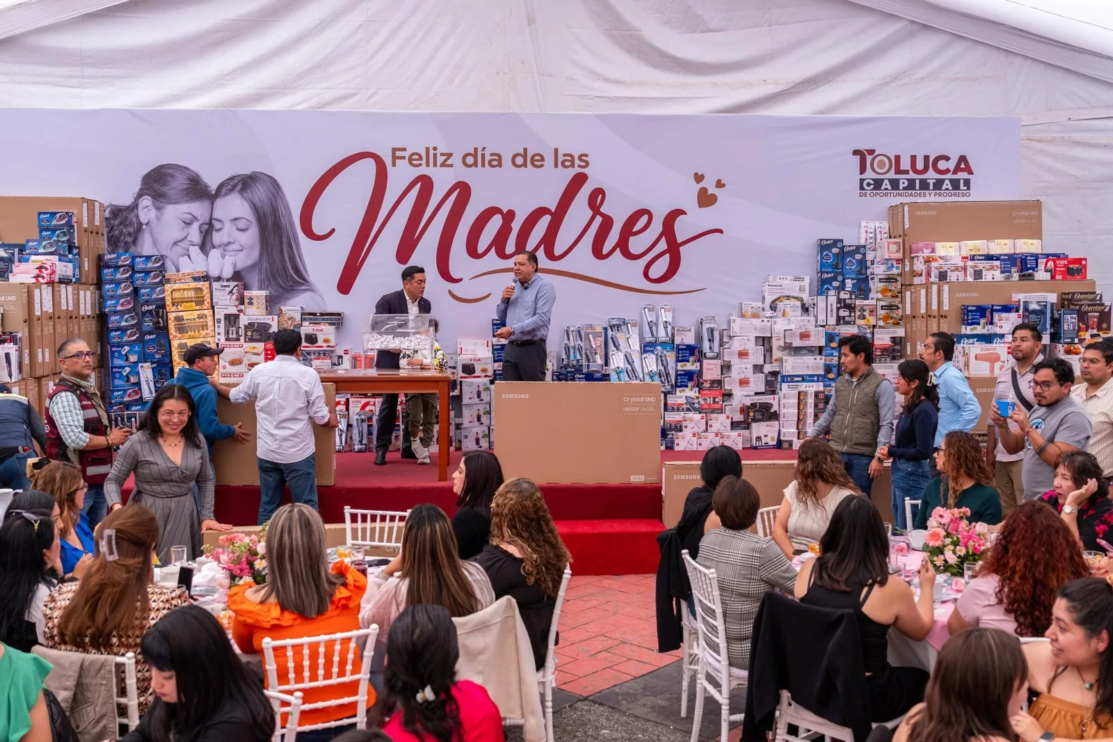 Toluca celebra a las madres trabajadoras del Gobierno Municipal por su esfuerzo y dedicación