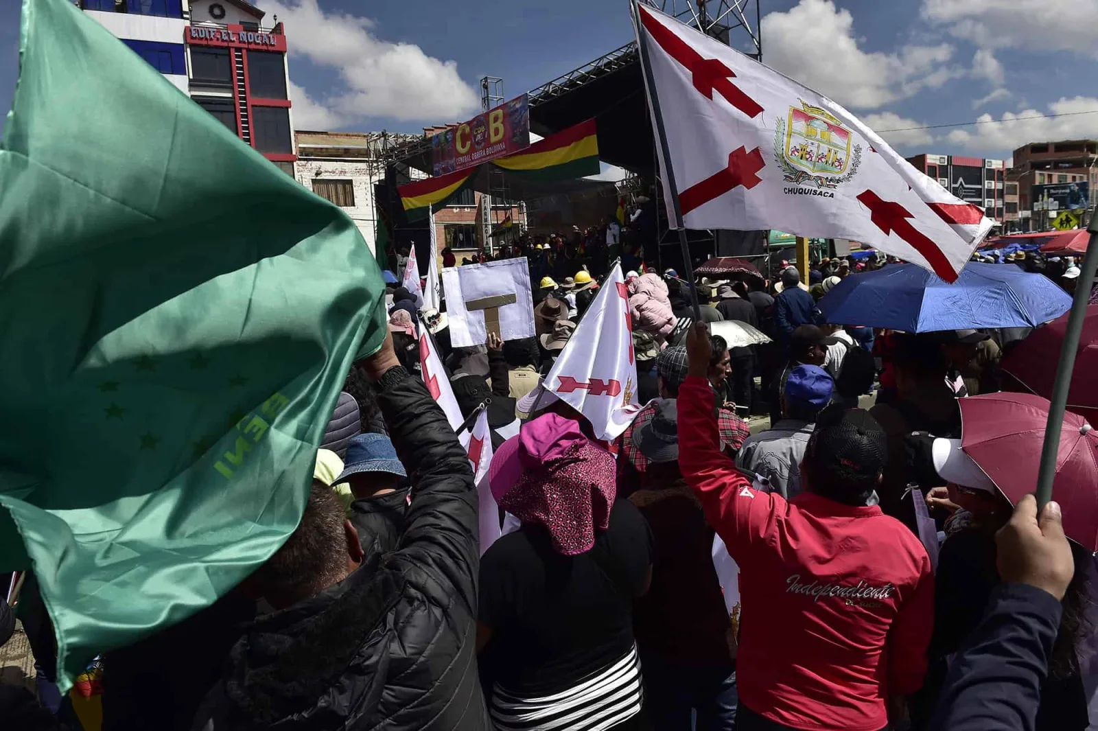 Trabajadores latinoamericanos marchan el 1 de mayo en demanda de mejores salarios