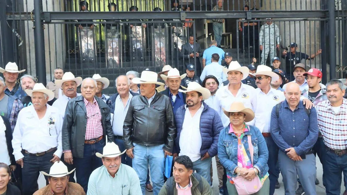 Transportistas y campesinos acuerdan mesas de diálogo con dependencias federales