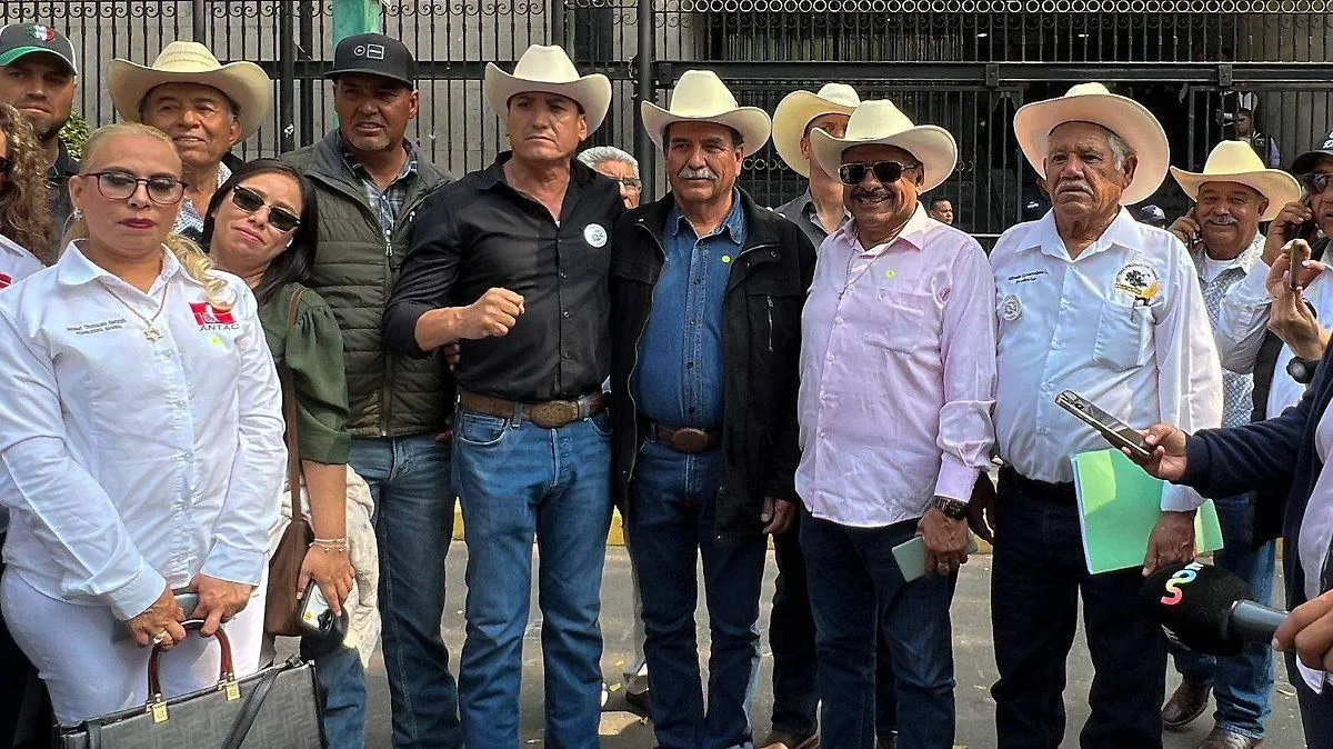 Transportistas y campesinos realizan movilización masiva mientras Segob promueve diálogo y rechaza bloqueos