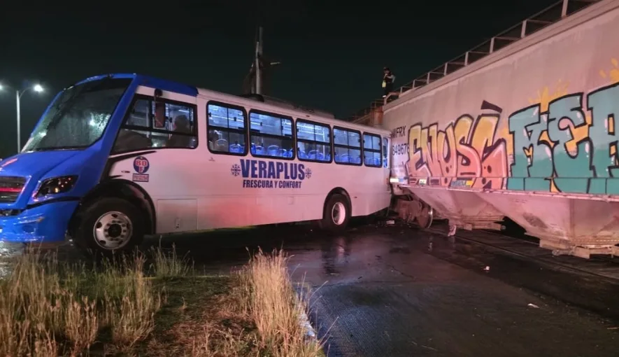 Tren impacta un autobús en Veracruz causando varias personas heridas
