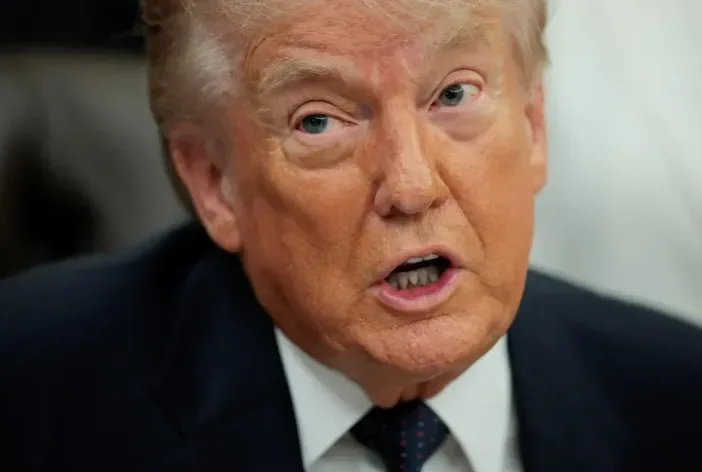 Trump resta importancia a bombardeo en Irán tras enfrentamientos en el Estrecho de Ormuz