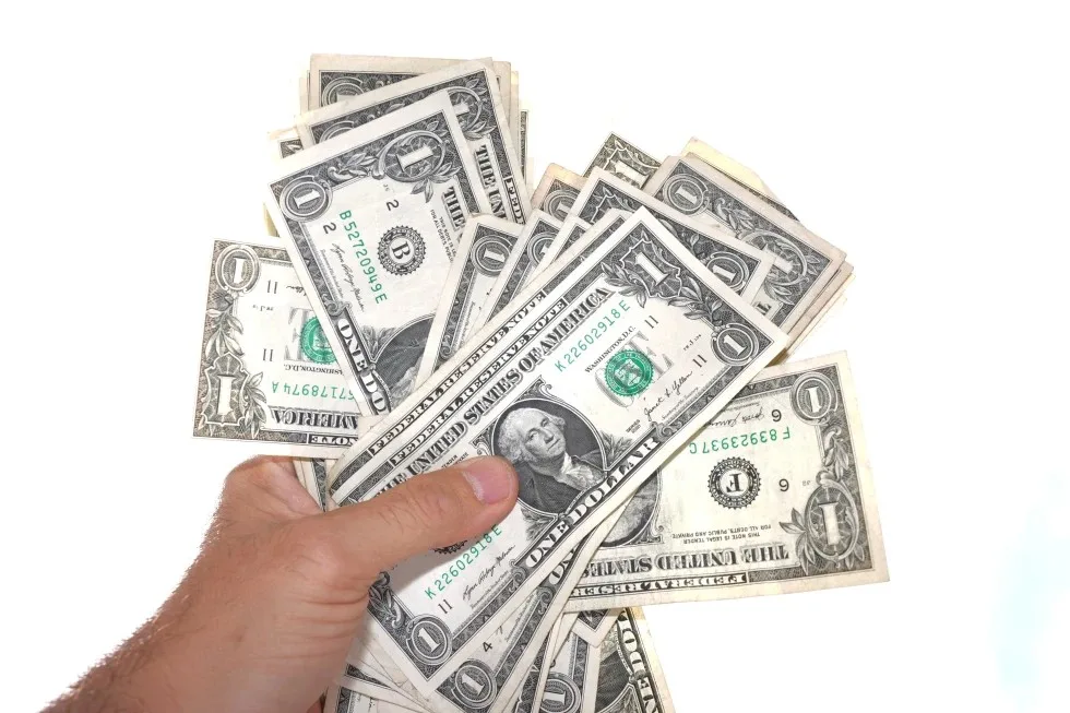 Un dólar más débil encarece discretamente la vida de los estadounidenses