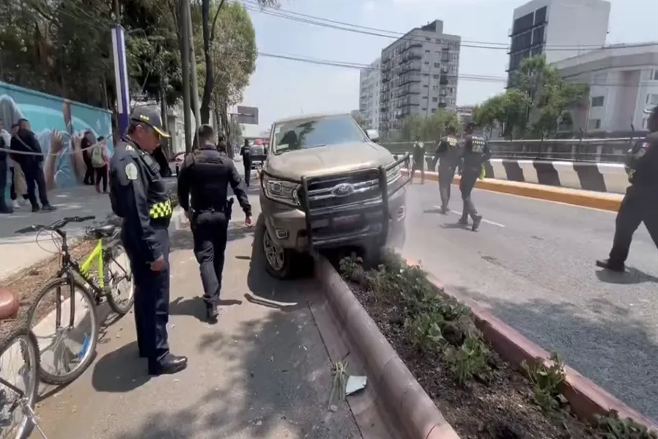 Un vehículo de carga choca contra la ciclovía en Calzada de Tlalpan