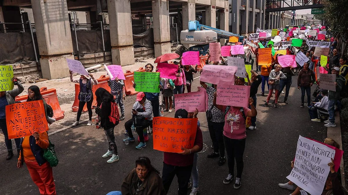 Vecinos bloquean avenida en CDMX para exigir expropiación de edificio colapsado