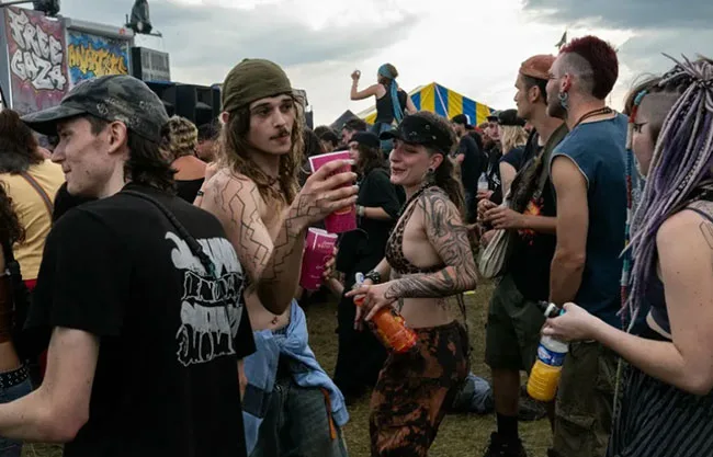 Veinte mil jóvenes en riesgo durante fiesta rave en Francia por municiones de guerra