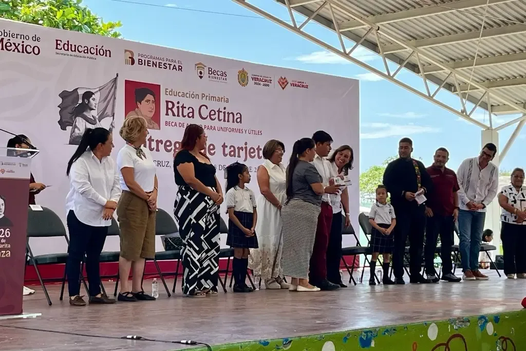 Veracruz inicia entrega de tarjetas para becas Rita Cetina en apoyo a estudiantes