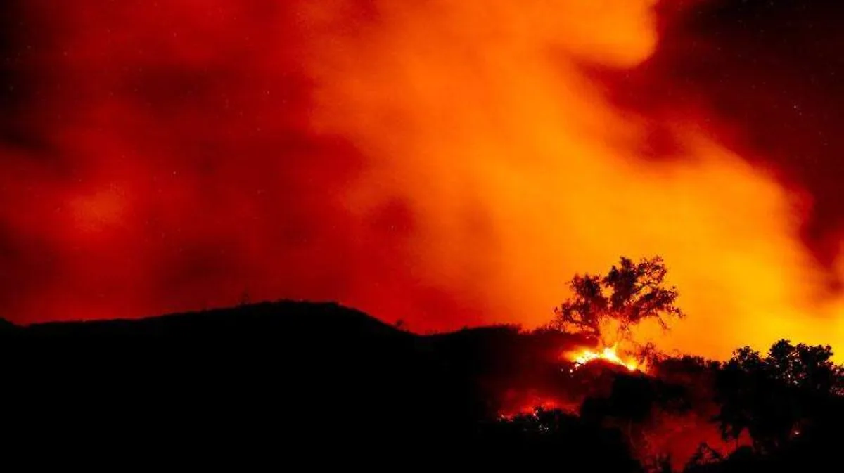 Vientos intensifican siete incendios forestales que afectan el sur de California