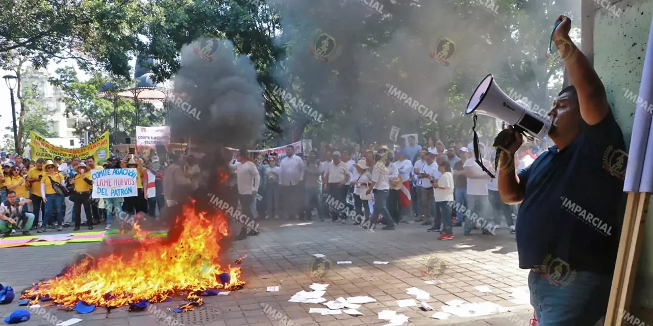 Violencia y división en marcha del 1 de Mayo de sindicato estatal oaxaqueño