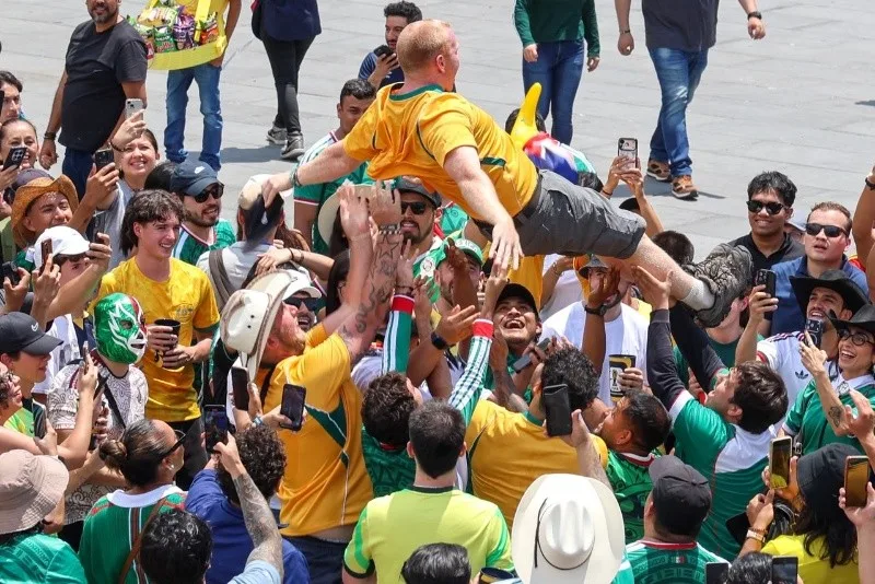 Aficionados estadounidenses celebran en Guadalajara triunfo contra Australia en Fan Fest mundialista
