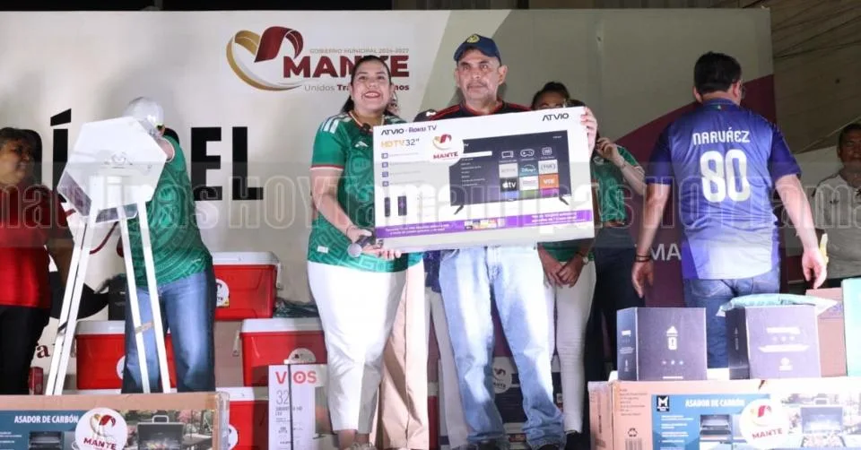 Patty Chío reúne a familias mantenses en festejo por el Día del Padre con temática mundialista