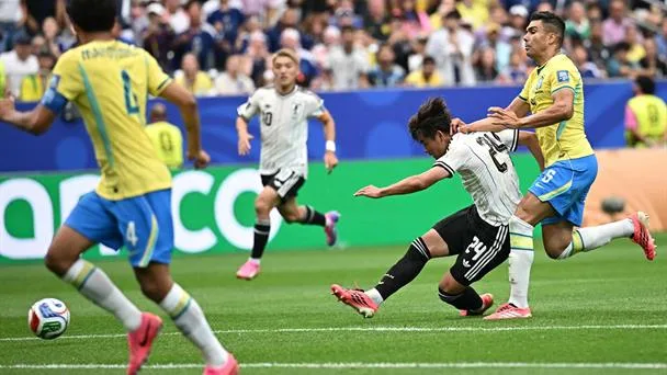 Brasil logra triunfo en tiempo de descuento y avanza a octavos del Mundial
