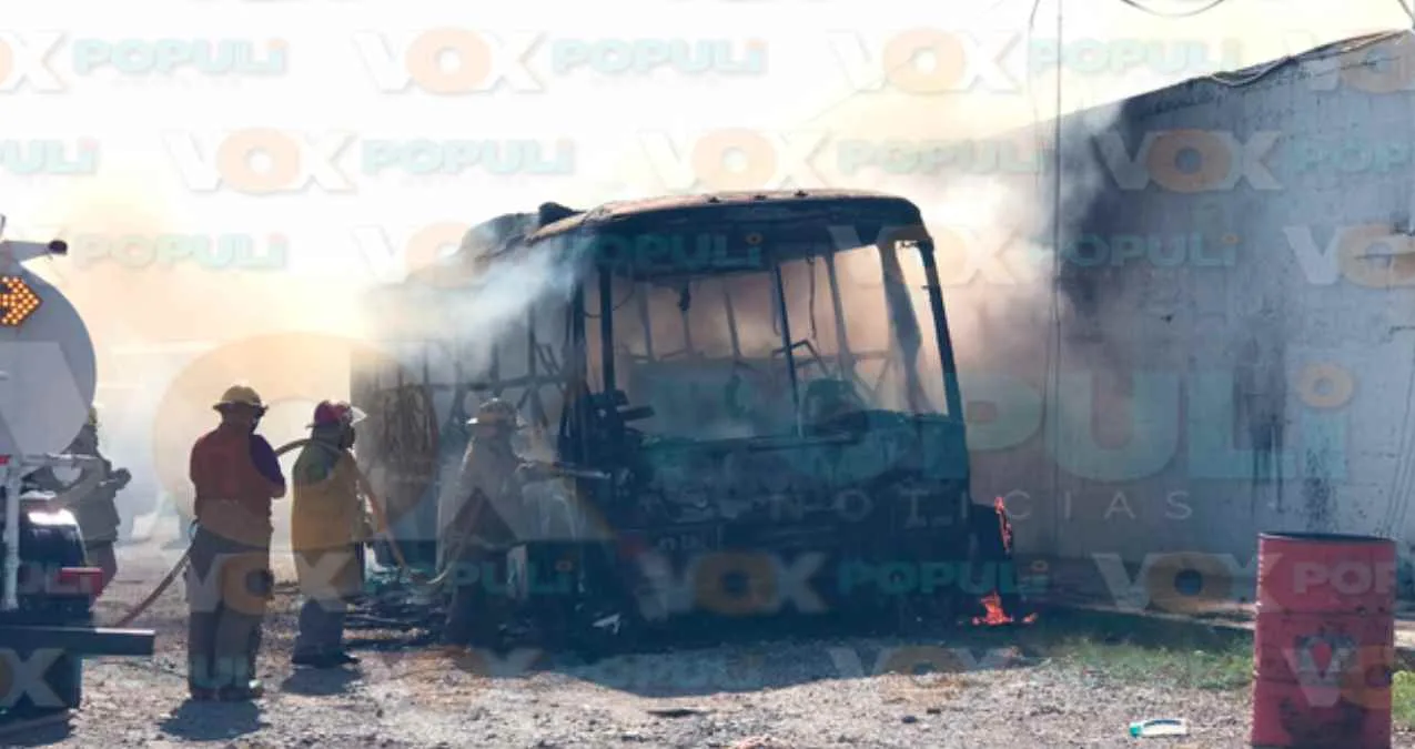 Camión urbano queda destruido tras incendio en Ciudad Victoria sin daños personales