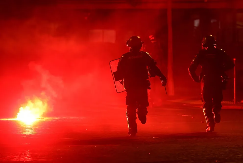 Casi 900 detenidos y numerosos heridos tras disturbios por la victoria del PSG en Francia