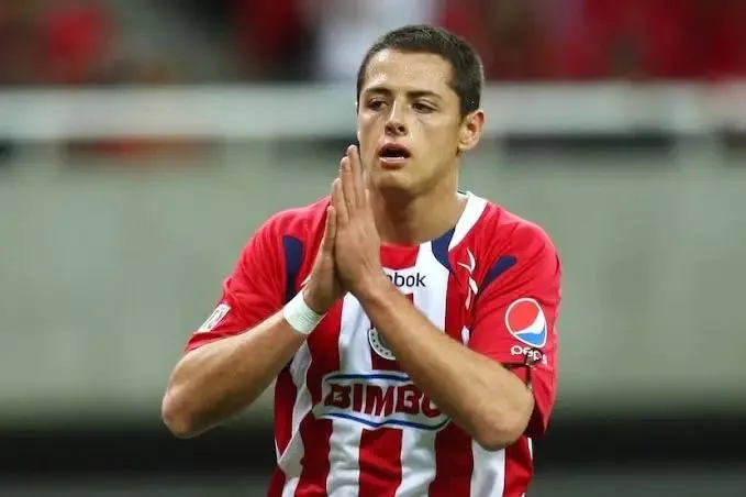 Chivas felicita a Chicharito Hernández en redes y genera división entre sus aficionados