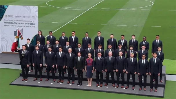 Claudia Sheinbaum entrega la bandera a la Selección Mexicana rumbo al Mundial 2026