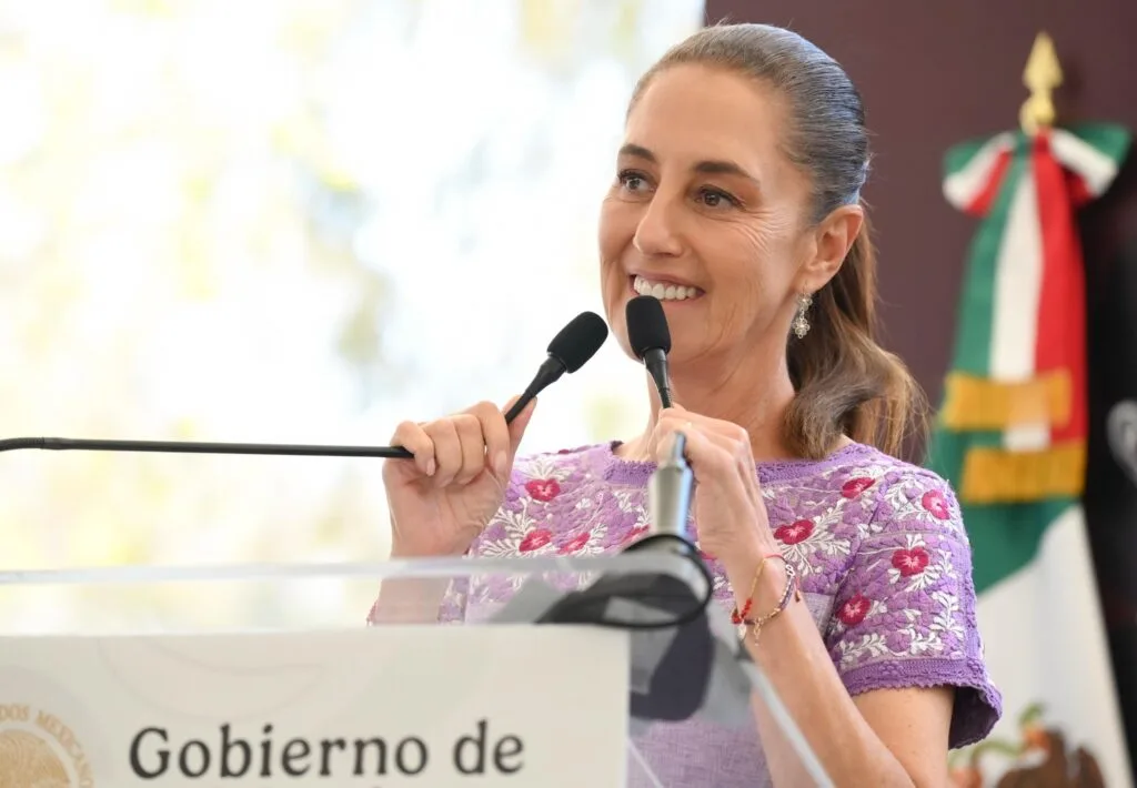 Claudia Sheinbaum entrega tarjetas de apoyo para útiles y uniformes a estudiantes de primaria
