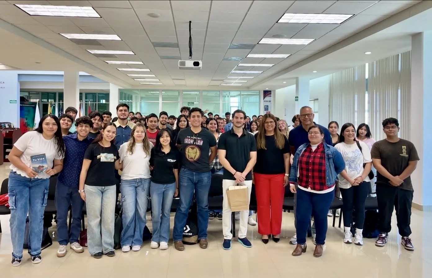 Conferencia de alpinista profesional motiva a estudiantes de la UPRA a superar sus límites