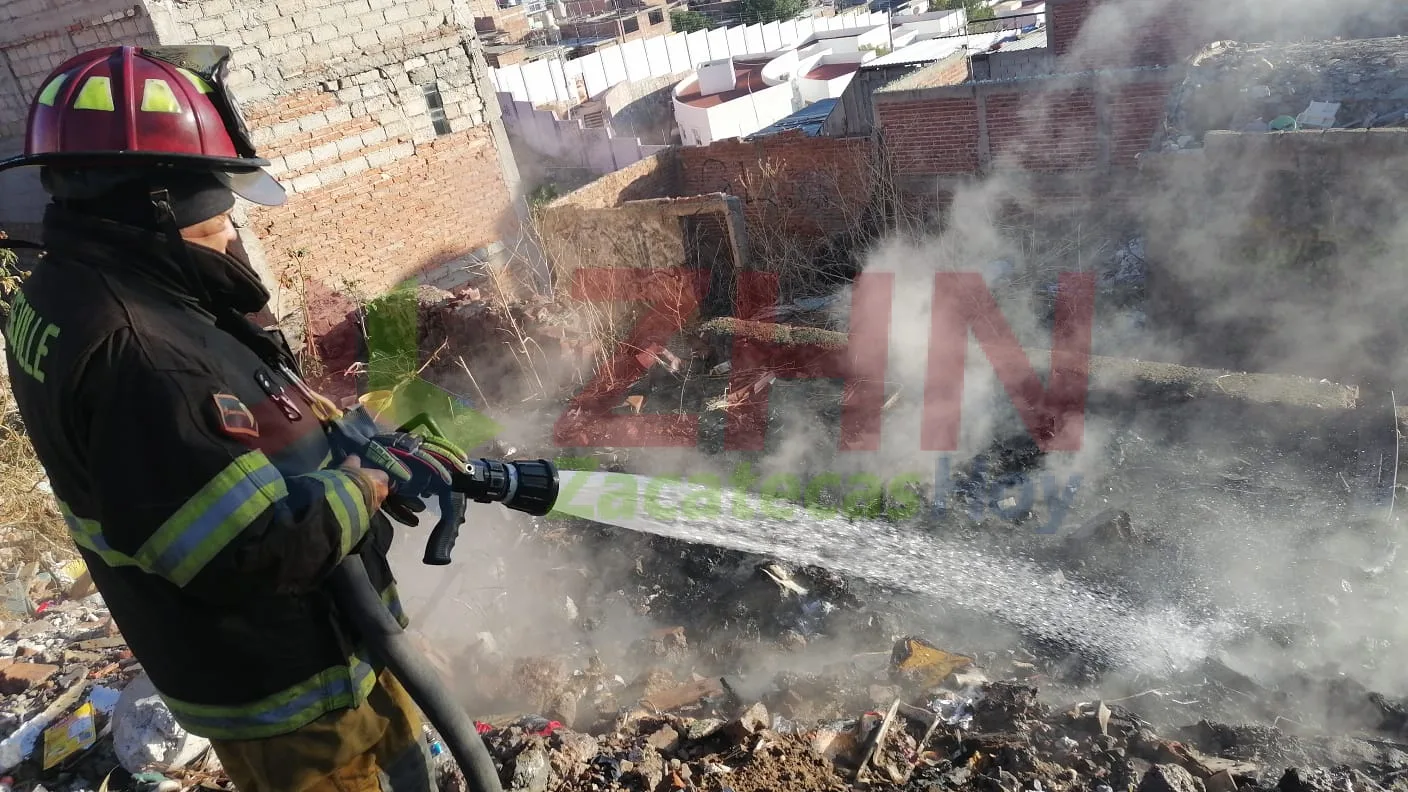 Controlan incendio en lote baldío de la colonia Tierra y Libertad sin daños mayores