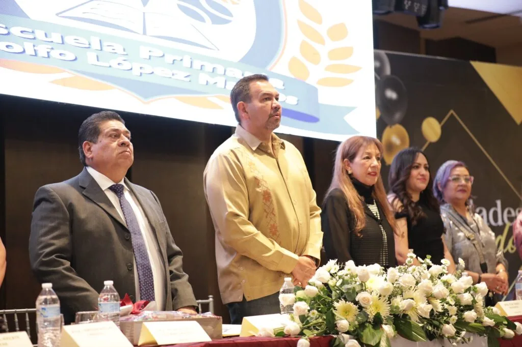 Cruz Pérez Cuéllar apadrina a graduados de la Primaria Adolfo López Mateos y destaca inversión educativa