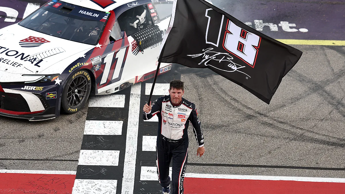 Denny Hamlin logra una remontada histórica y se acerca al título en Michigan