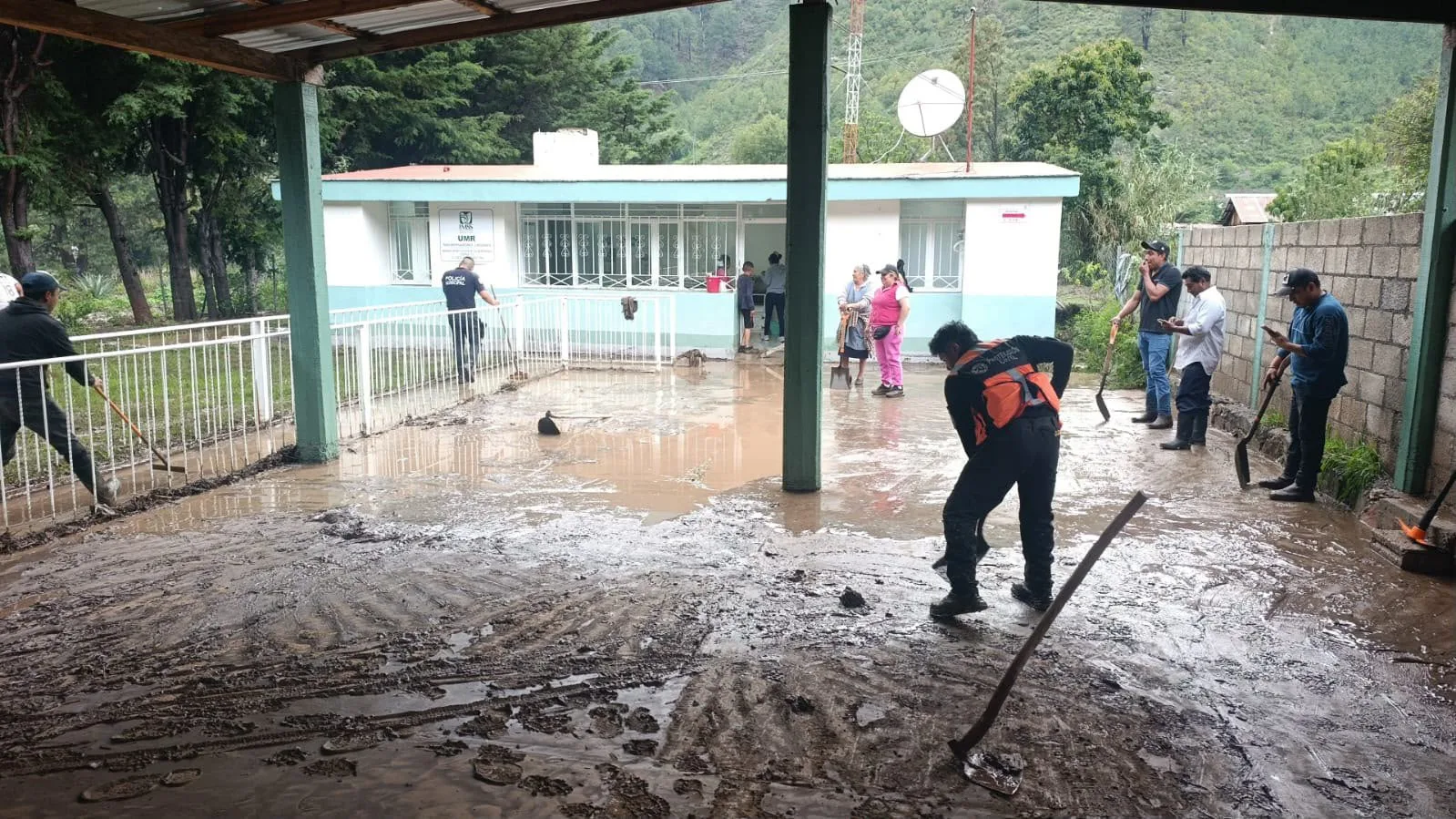 Desbordamiento de arroyo en Vicente Guerrero afecta viviendas y clínica rural