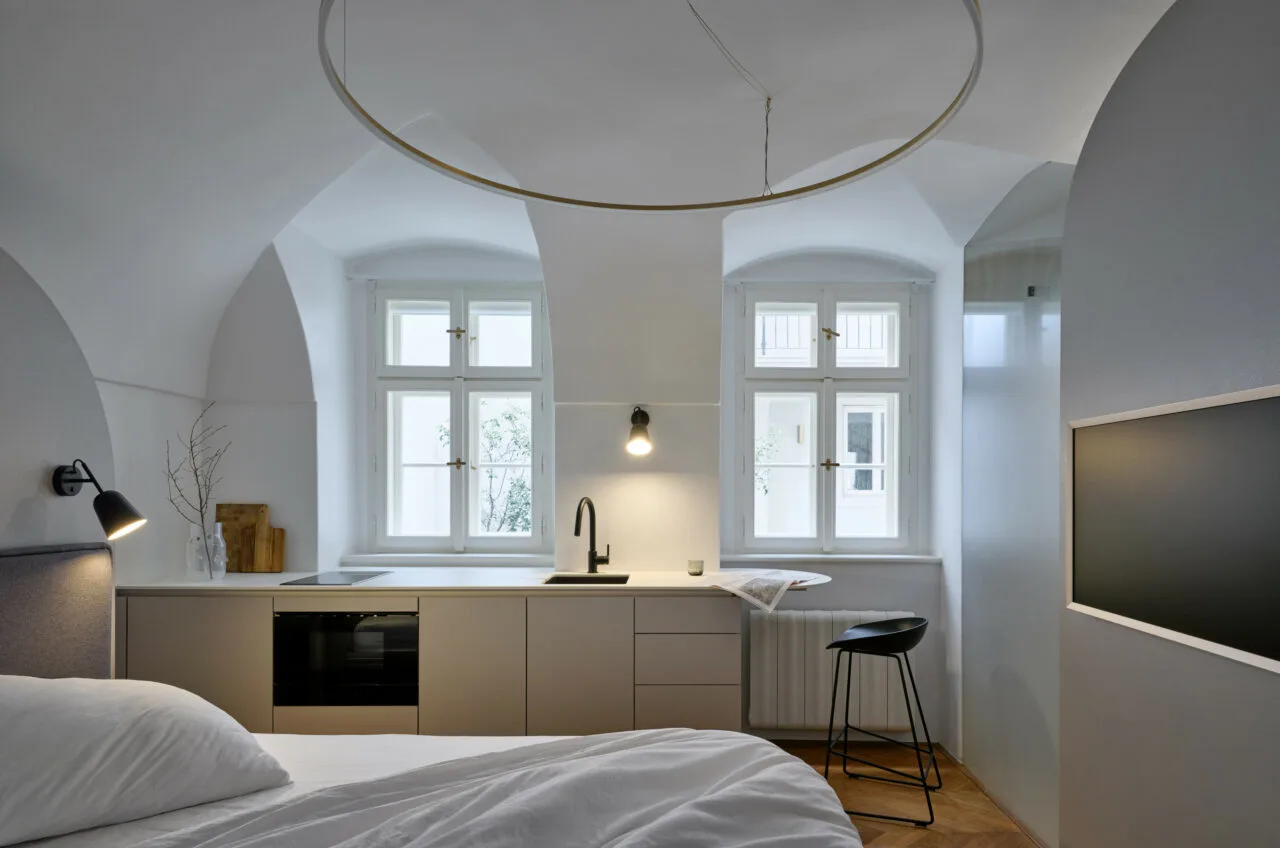 Diseño inteligente convierte 20 m² en un apartamento funcional y elegante